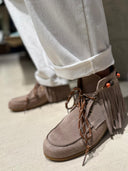 Stivaletto indianino con frange taupe