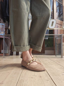 Ballerina in pelle scamosciata sabbia con borchie e cinturino