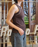 Top marrone elasticizzato con borchie Kontatto