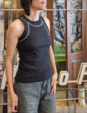 Top nero elasticizzato con borchie Kontatto