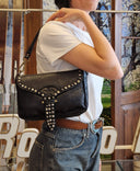 Borsa in pelle nera con borchie