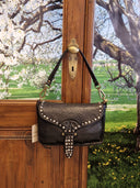 Borsa in pelle nera con borchie
