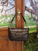 Borsa in pelle nera con borchie