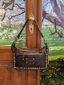 Busta in pelle nera con borchie