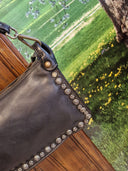 Busta in pelle nera con borchie