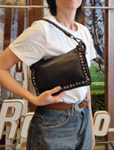Busta in pelle nera con borchie