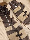 Sandalo allacciato in pelle scamosciata beige Patricia Castanà