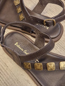 Sandalo in pelle marrone con borchie Patricia Castanà