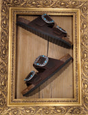 Sandalo in pelle marrone con fibbie turchesi