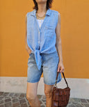 Top in lino azzurro con bottoni La Mode Illustreée