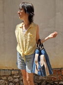 Top in lino giallo con bottoni La Mode Illustreée