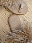Sandalo gioiello taupe in pelle con piume Edouard Marcel