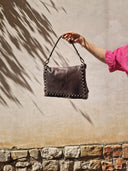 Borsa in pelle marrone con borchie