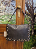 Borsa in pelle nera con borchie