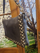 Borsa in pelle nera con borchie