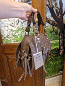 Borsa in pelle marrone con manici e tracolla