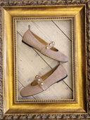 Ballerina in pelle scamosciata sabbia con borchie e cinturino